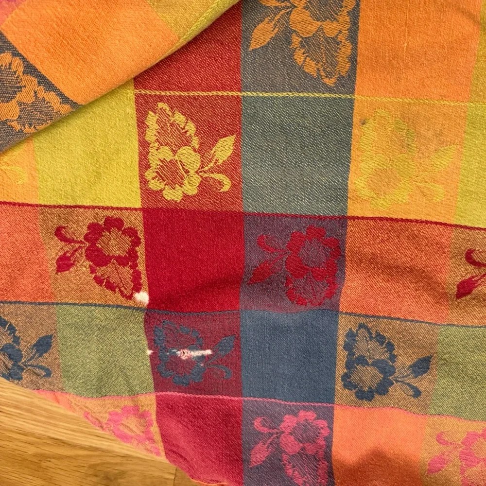 Vintage~ LINENSN-THINGS Round Tablecloth 60”